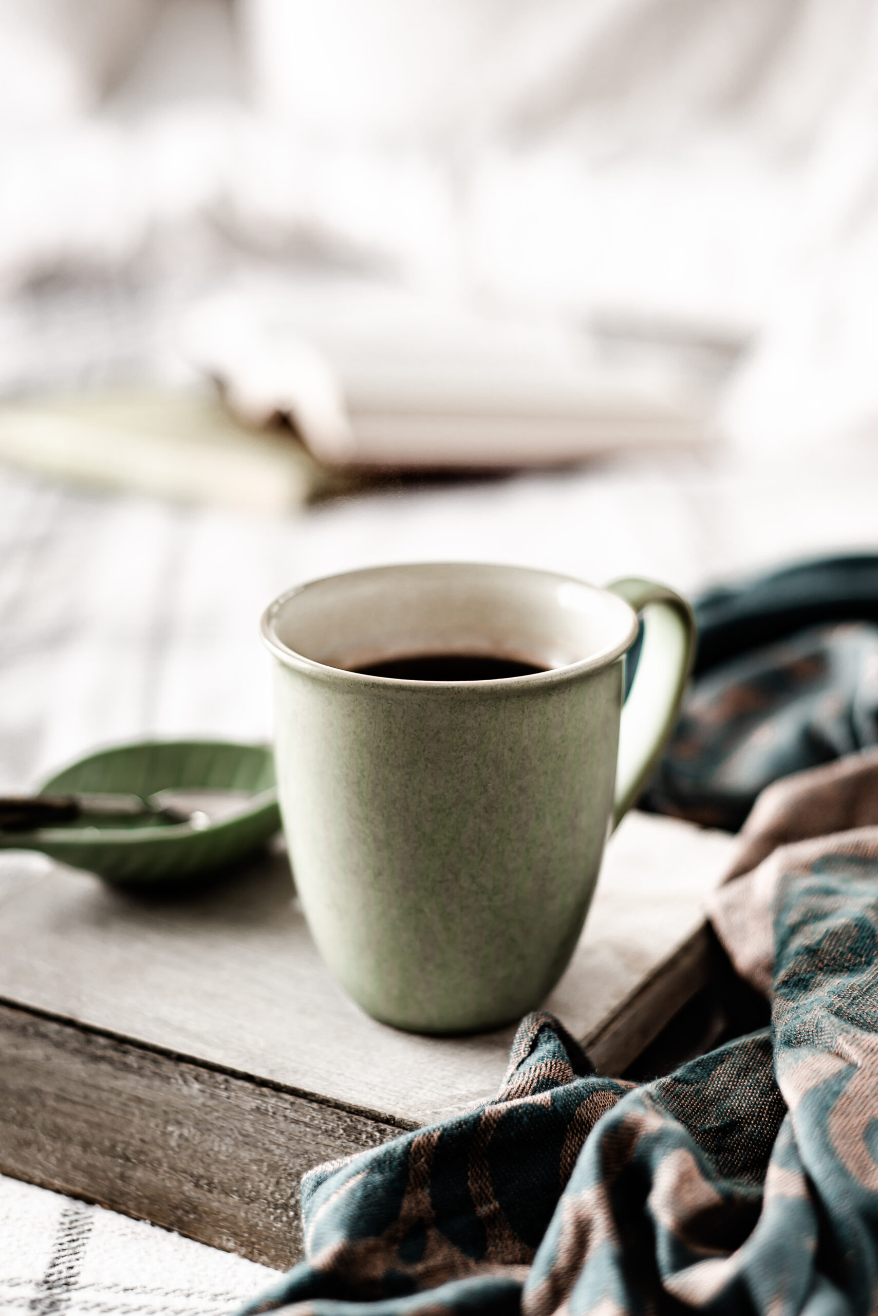 A cup of coffee on a desk, representing someone evaluating health information online.